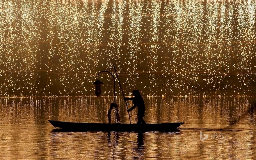 [Happy National Day] China, Sichuan, Chengdu, fireworks bloom over the ancient town of Huanglongxi.