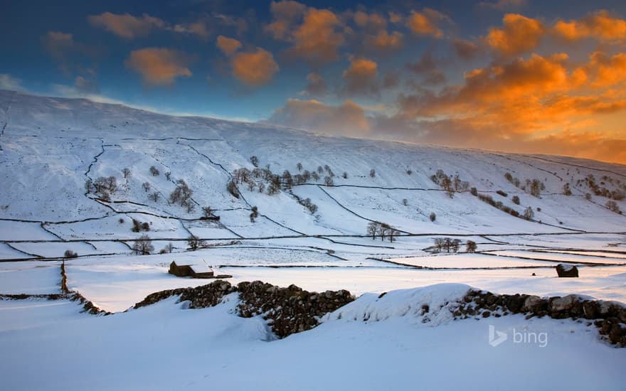 Dry stone walls and stone barn at Littondale, Yorkshire Dales, North Yorkshire, England